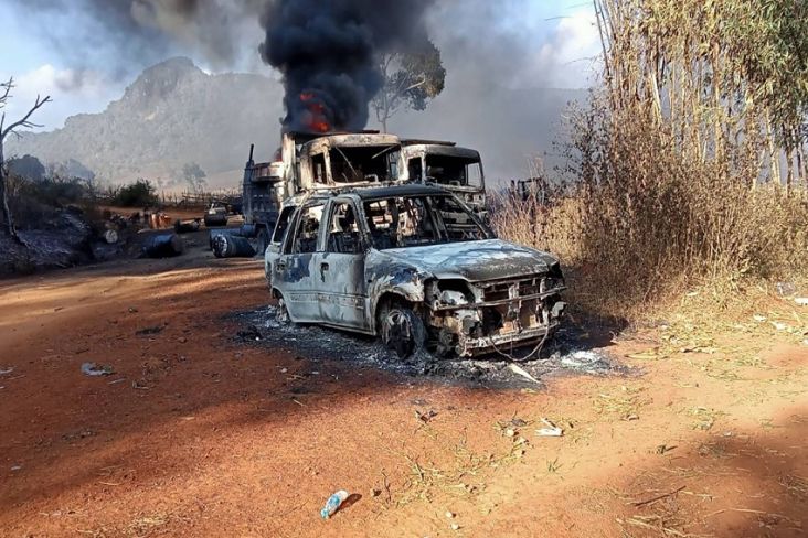 Militer Myanmar Bantai Warga Sipil, Gerilyawan Kuburkan Korban Tewas dan Mayat Terbakar Militer Myanmar Bantai Warga Sipil, Gerilyawan Kuburkan Korban Tewas dan Mayat Terbakar