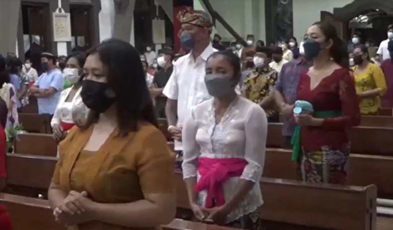 Umat Kristiani Pakai Busana Adat Bali Hadiri Perayaan Natal di Badung