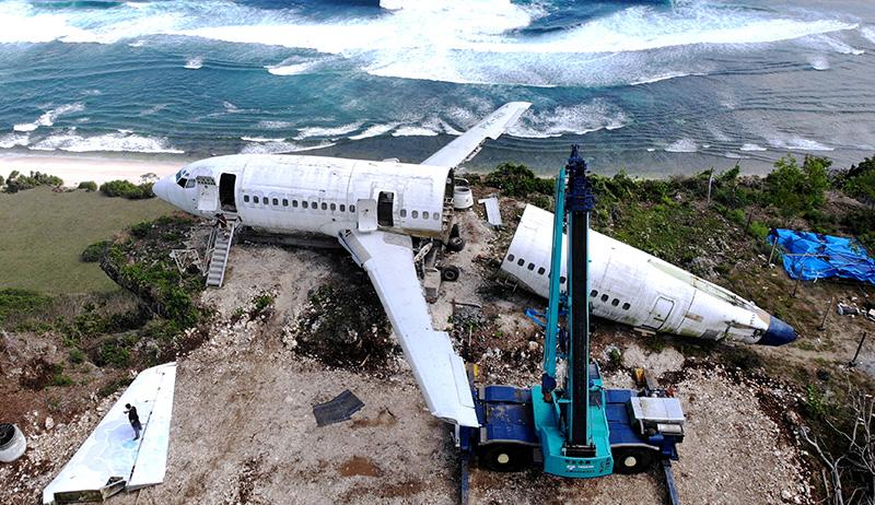 Foto-Foto Terbaik Tahun 2021, Nomor 3 Pesawat Terbelah Dua di Tebing Pantai Bali - Bagian 3
