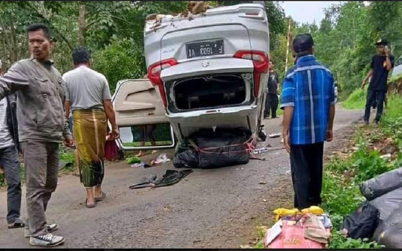 title Diduga Ada yang Melepaskan Rem Tangan, Mobil Travel Terguling di Lengkong Sukabumi Diduga Ada yang Melepaskan Rem Tangan, Mobil Travel Terguling di Lengkong Sukabumi