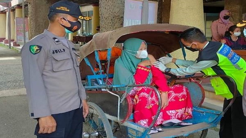 title Polres Pekalongan Gelar Vaksinasi Drive Thru di IBC Wiradesa Polres Pekalongan Gelar Vaksinasi Drive Thru di IBC Wiradesa