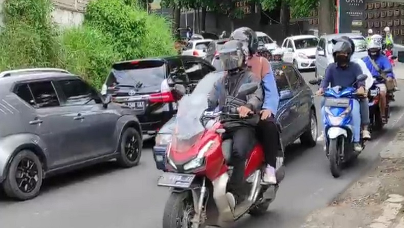 Libur Natal, Jalur ke Kawasan Wisata Lembang Padat Merayap 3 Kilometer