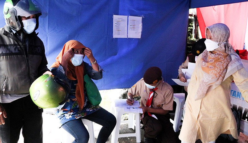 Polisi Razia Vaksin Covid-19 Warga yang Masuk Wisata Puncak Bogor - Bagian 2