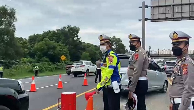 Ribuan Kendaraan Padati Tol Cikampek, Contraflow Diberlakukan ke Arah Jakarta