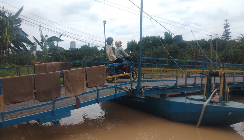 Jasa Penyeberangan Sungai Beromzet Rp25 Juta per Hari, H Endang di Karawang Makin Ngetop
