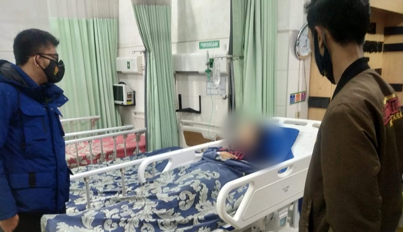 title Sadis, Pencuri Handphone Bacok Ibu Muda yang Tidur Bersama Anak di Sukabumi Sadis, Pencuri Handphone Bacok Ibu Muda yang Tidur Bersama Anak di Sukabumi