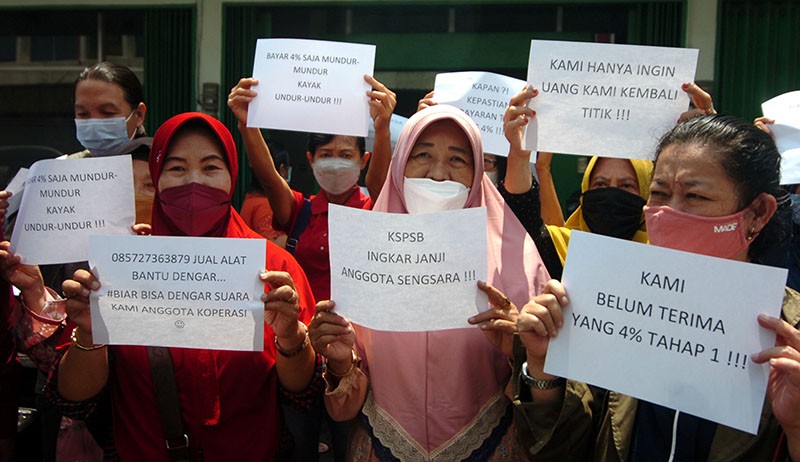 Uang Miliaran Rupiah Tidak Cair, Nasabah Datangi Kantor Koperasi Simpan Pinjam - Bagian 2