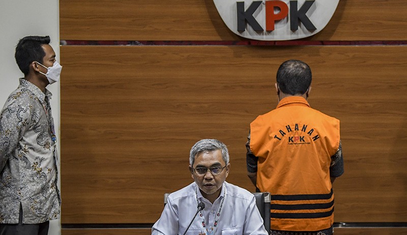 Tersangka Kasus Suap, Pejabat Pajak Alfred Simanjuntak Ditahan KPK - Bagian 3