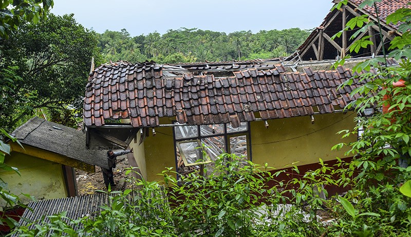 Diguyur Hujan Deras, Atap Sekolah di Ciamis Ambruk - Bagian 1