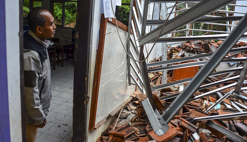 Diguyur Hujan Deras, Atap Sekolah di Ciamis Ambruk - Bagian 2