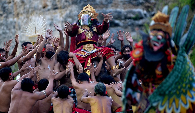 Kolaborasi Tari Kecak dan Ogoh-Ogoh Memikat Wisatawan Bali - Bagian 3