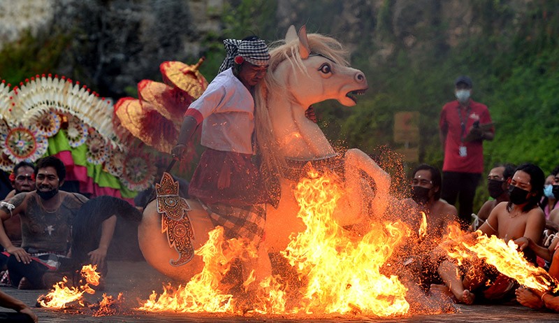 Kolaborasi Tari Kecak dan Ogoh-Ogoh Memikat Wisatawan Bali - Bagian 2