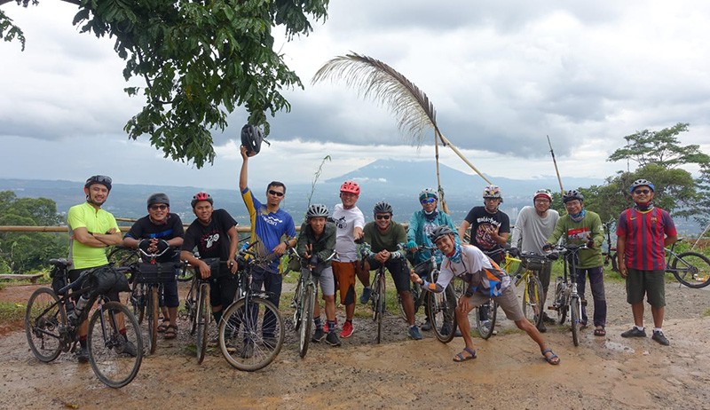 Ketika Para Jurnalis Gowes Melewati Tanjakan Terjal Bukit Hambalang - Bagian 4
