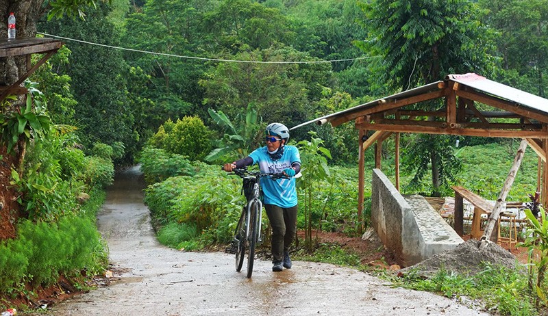 Ketika Para Jurnalis Gowes Melewati Tanjakan Terjal Bukit Hambalang - Bagian 2