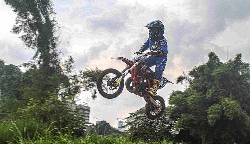 Aksi Memukau Atlet Pemotor Cross Cilik di Sirkuit Katar 04 Tangerang Selatan - Bagian 3