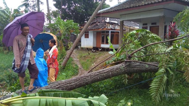 Puting Beliung Terjang 2 Desa di Sukabumi, Puluhan Rumah Porak-poranda
