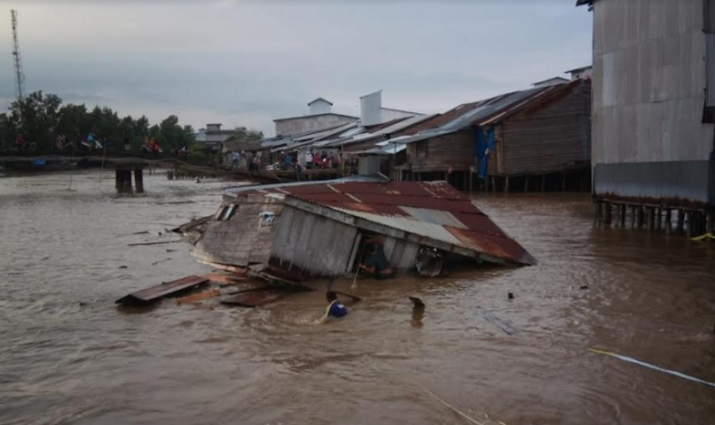 Sedang Tidur Lelap, Warga Jambi Tak Sadar Rumahnya Hanyut Diseret Arus Sungai