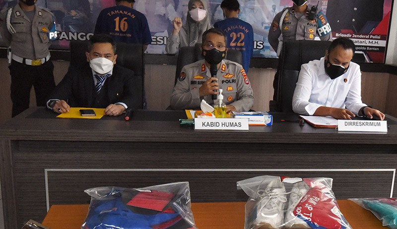 Duduk di Meja Gubernur Banten Sambil Angkat Kaki, 6 Buruh Ditangkap Polisi - Bagian 2