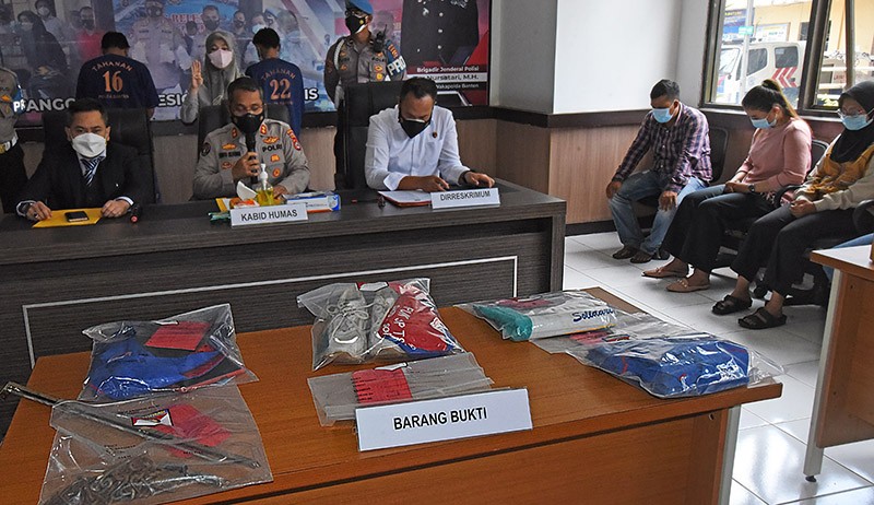 Duduk di Meja Gubernur Banten Sambil Angkat Kaki, 6 Buruh Ditangkap Polisi - Bagian 1