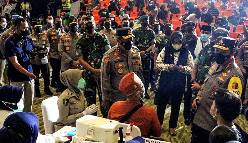 Kapolri Tinjau Vaksinasi Massal di Sentul - Bagian 2