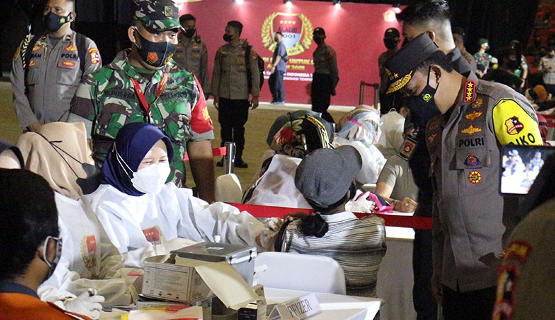 Kapolri Tinjau Vaksinasi Massal di Sentul - Bagian 1