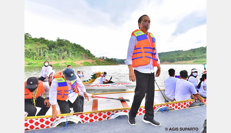 Bak Atlet Dayung, Presiden Jokowi Naik Perahu Naga Keliling Bendungan Ladongi - Bagian 4