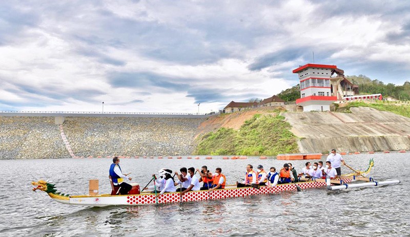 Bak Atlet Dayung, Presiden Jokowi Naik Perahu Naga Keliling Bendungan Ladongi - Bagian 2