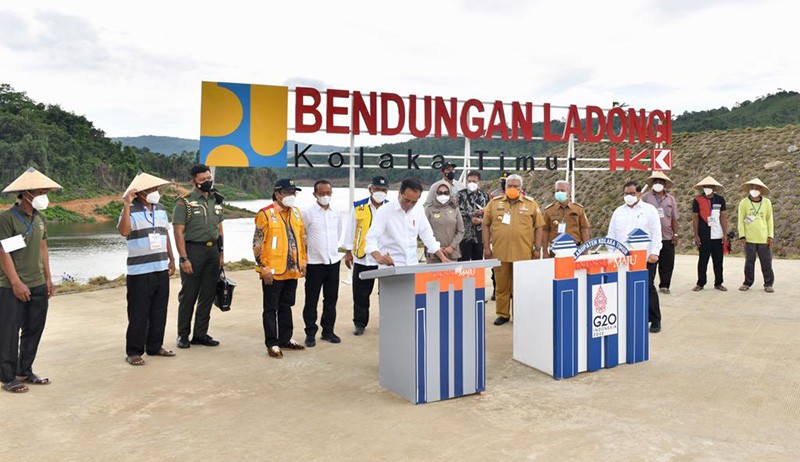 Bak Atlet Dayung, Presiden Jokowi Naik Perahu Naga Keliling Bendungan Ladongi - Bagian 5