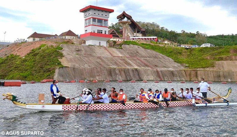Bak Atlet Dayung, Presiden Jokowi Naik Perahu Naga Keliling Bendungan Ladongi - Bagian 1