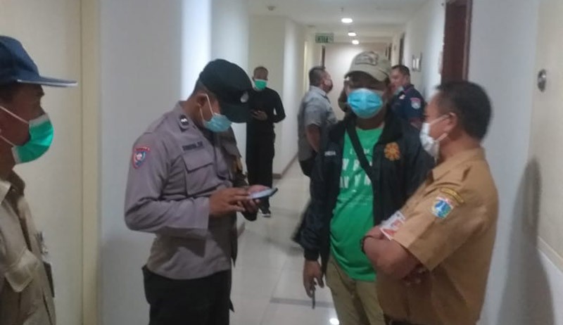 Pasien Omicron Dipaksa Keluar, Petugas Gabungan Kepung Kamar Apartemen di Jakut - Bagian 1