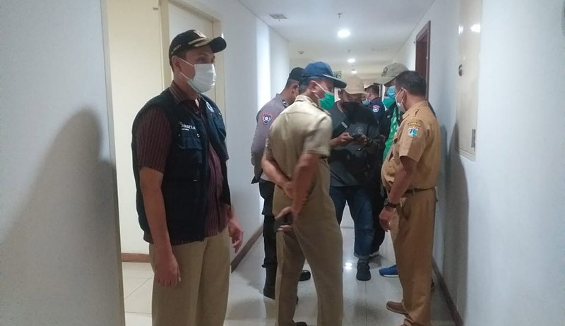 Pasien Omicron Dipaksa Keluar, Petugas Gabungan Kepung Kamar Apartemen di Jakut - Bagian 2