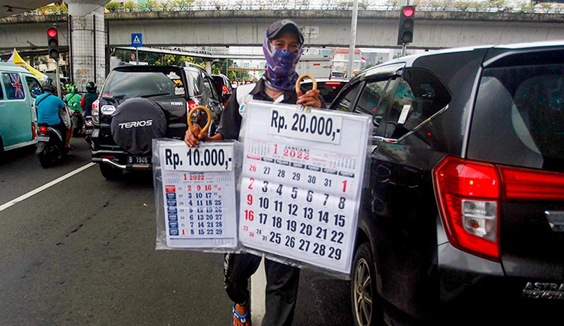 Pedagang Musiman Mencari Rezeki dengan Menjual Kalender Tahun 2022 - Bagian 1