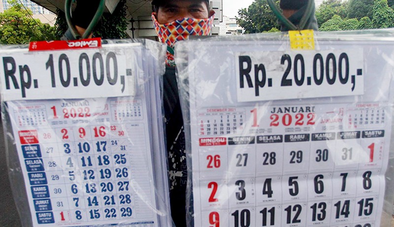 Pedagang Musiman Mencari Rezeki dengan Menjual Kalender Tahun 2022 - Bagian 2