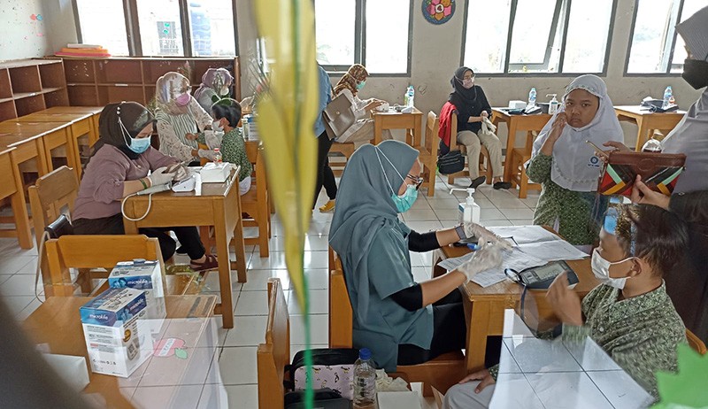 Potret Anak-Anak SDIT Az-Zahra Depok Disuntik Vaksin Covid-19 - Bagian 3