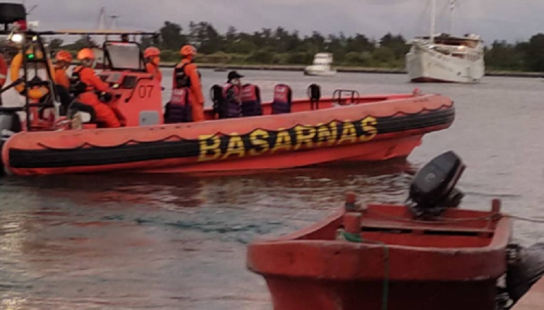 title Terombang-ambing di Laut Bali, WNA Amerika Selamat Ditolong Nelayan  Terombang-ambing di Laut Bali, WNA Amerika Selamat Ditolong Nelayan