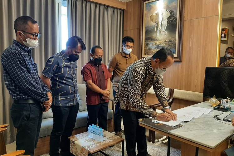 title Bupati Tebo Tanda Tangani Perjanjian Hibah Lampu Penerangan Jalan Bupati Tebo Tanda Tangani Perjanjian Hibah Lampu Penerangan Jalan