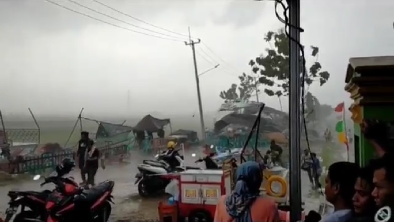 Angin Puting Beliung Terjang Acara Haul di Gebang Cirebon, Warga Panik
