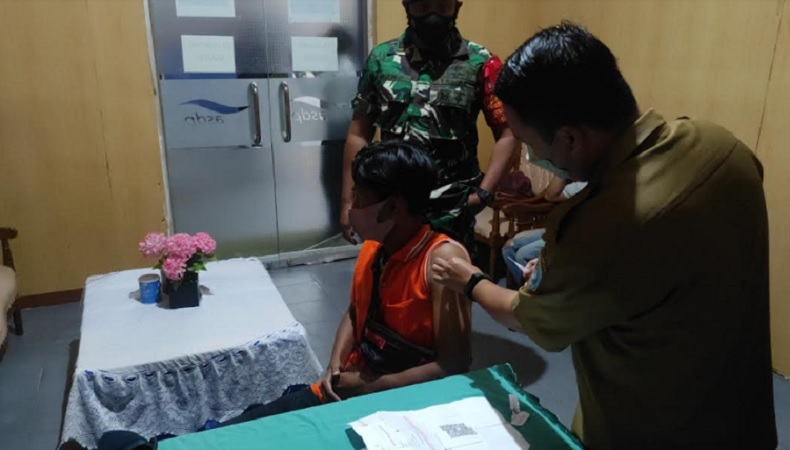 Puluhan Sopir Truk di Pelabuhan Tanjung Kalian Muntok Divaksin Covid-19