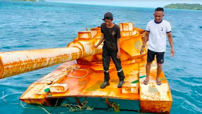 Penampakan Tank Tempur Mengapung di Laut Bintan Kepri, Ini Kata TNI AL