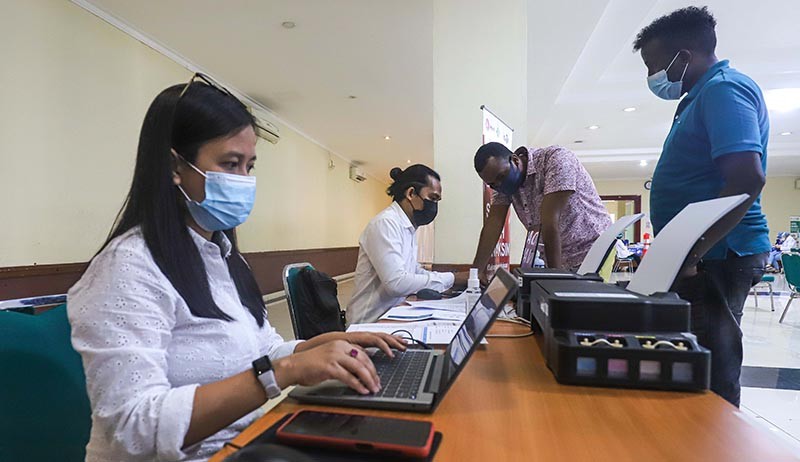 Cegah Penyebaran Varian Omicron, Puluhan WNA Disuntik Vaksin Covid-19 - Bagian 4