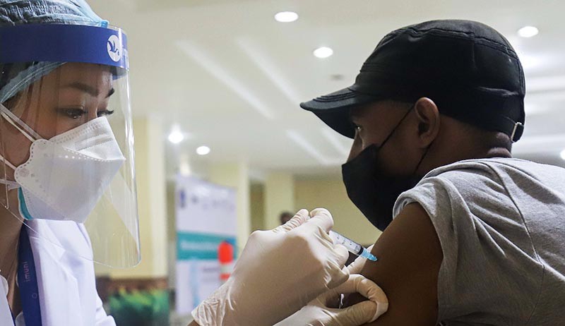 Cegah Penyebaran Varian Omicron, Puluhan WNA Disuntik Vaksin Covid-19 - Bagian 2