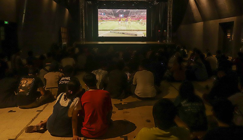 Ekspresi Tegang Pendukung Timnas Indonesia saat Nobar Final Piala AFF - Bagian 3
