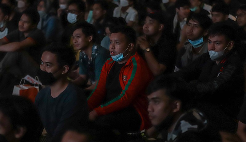 Ekspresi Tegang Pendukung Timnas Indonesia saat Nobar Final Piala AFF - Bagian 4