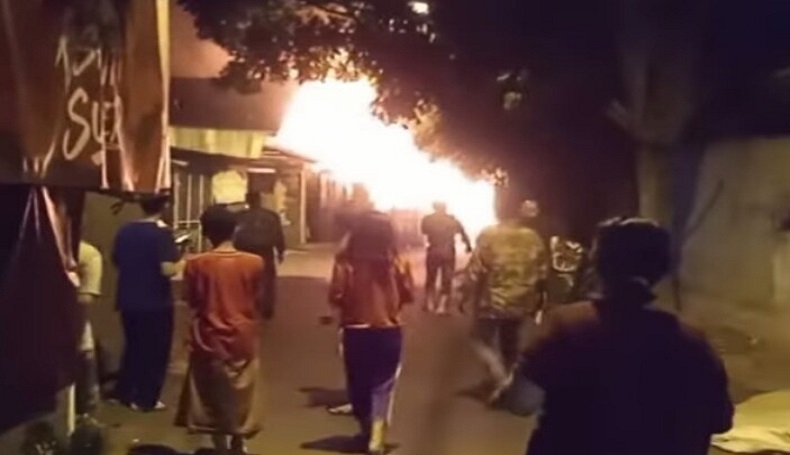 Gudang Rongsokan di Cimahi Terbakar Hebat, Warga Panik dan Berhamburan Keluar Rumah