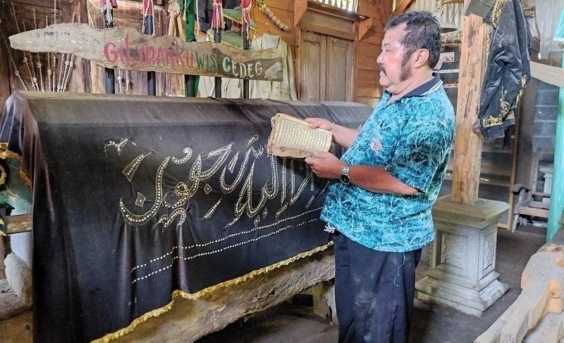 Pria di Tulungagung Koleksi Benda Menyeramkan, Ada Punden hingga Keranda Mayat