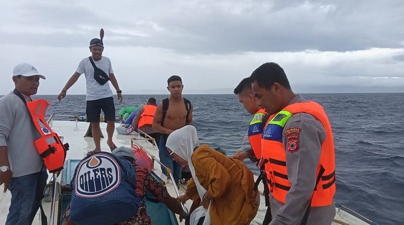Kisah TNI Polri Selamatkan Penumpang Kapal Mati Mesin di Seram Bagian Timur