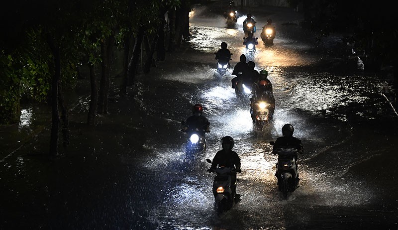 Diguyur Hujan Deras, Jalanan Kota Surabaya Banjir - Bagian 3