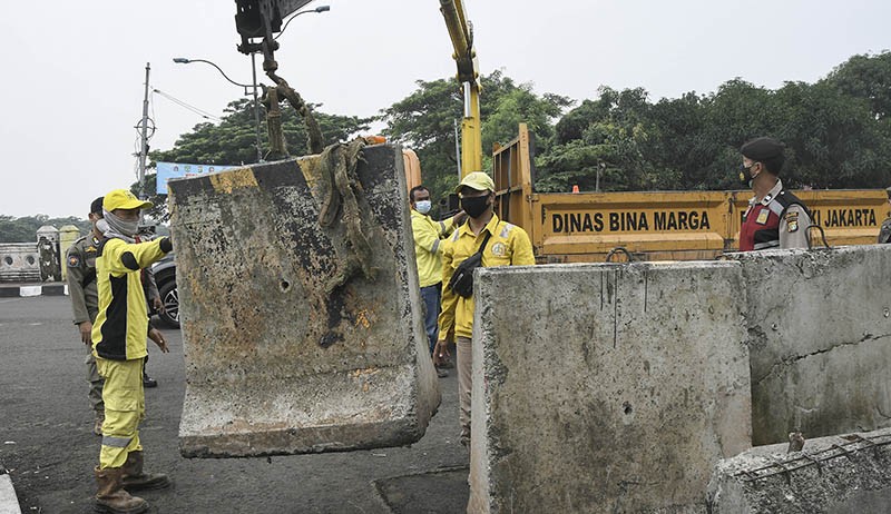 Jalur BKT Ditutup Beton untuk Cegah Kerumunan saat Malam Tahun Baru 2022 - Bagian 2