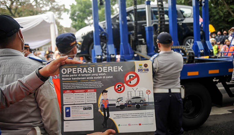 Penampakan Bandrek Gendong Mobil Parkir Sembarangan di Kota Bandung - Bagian 4