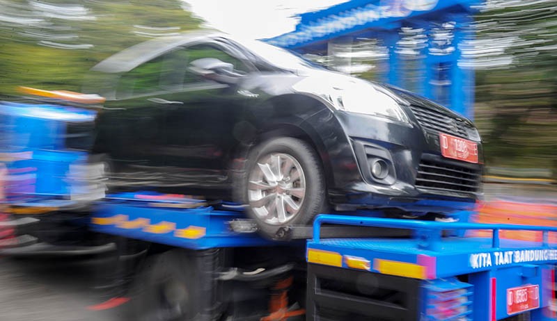 Penampakan Bandrek Gendong Mobil Parkir Sembarangan di Kota Bandung - Bagian 2